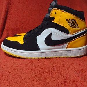 Air Jordan 1 MidYellow Toe Black size 10